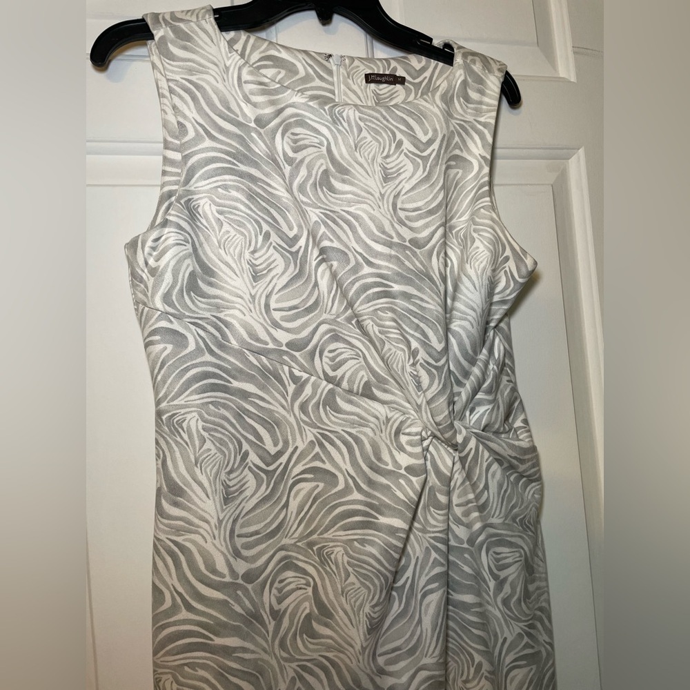 J McLaughlin Grey & White Print Shift Dress Sleeveless Ruched Side Size Medium - Picture 2 of 8